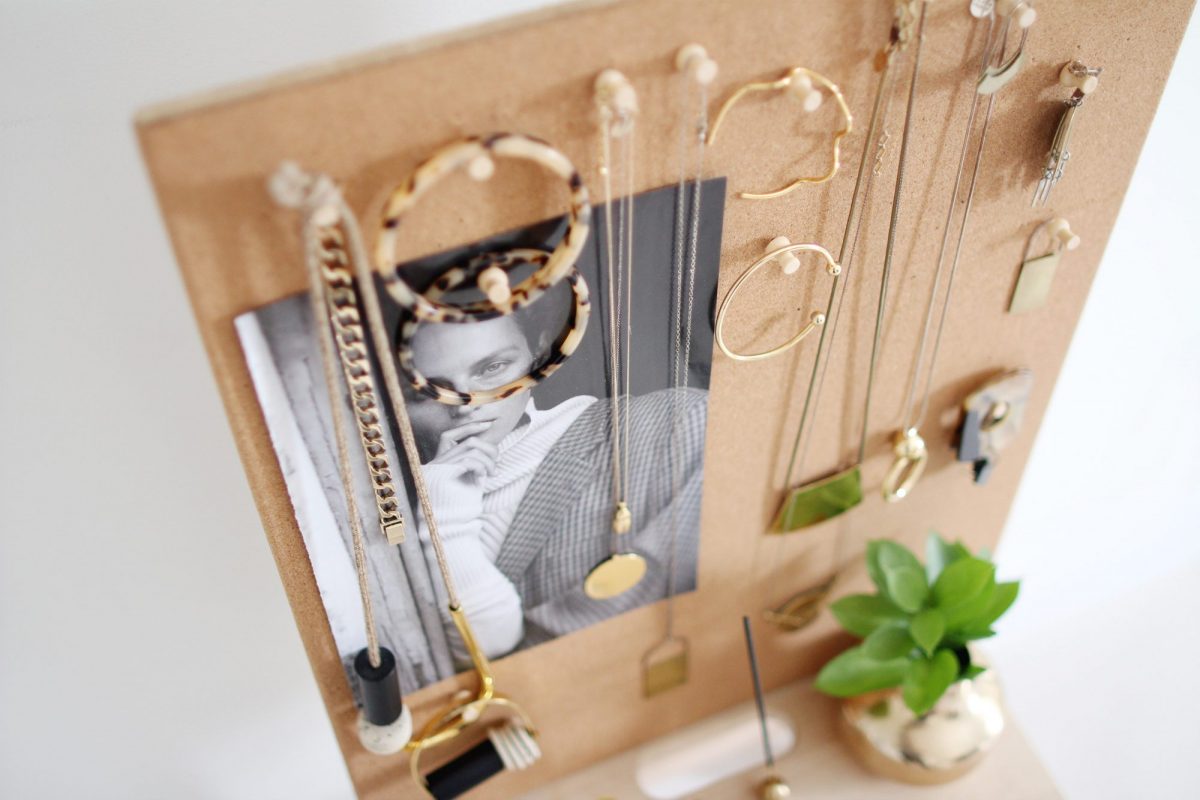 Style Bee - Easy Jewelry Organizer DIY